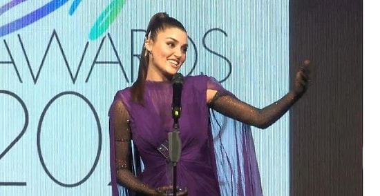 Hande Erçel'den Ödül Töreninde Ablasını Ağlatan Konuşma: "Ben Onda Annemi Görüyorum"