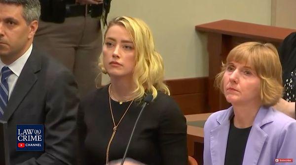 Johnny Depp gelmezken, Amber Heard kararı duymak için mahkemeye gitti.