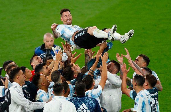 Ülkesiyle ilk kupasını Copa America'da kaldıran Messi, ikinci zaferini Finalissima'da yaşadı.