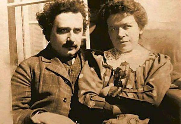 Einstein 1912'de kuzeniyle flört etmeye başladı.