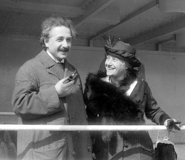 Einstein ikinci evliliğini kuzeni Elsa ile yaptı.