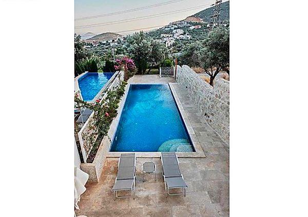 Dilerseniz Antalya Kaş'ta 3+1 özel havuzu olan villa tipi daire de var.