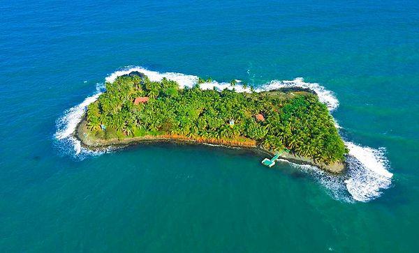 Ya da ABD'ye yakın Karayipler'in kıyısı, iki hektar genişliğinde, 3+1 villası da olan fiyatı 396 bin 951 Euro yani yaklaşık 7 milyon TL olan Nikaragua’dan İguana Adası'nı da alabiliriz.