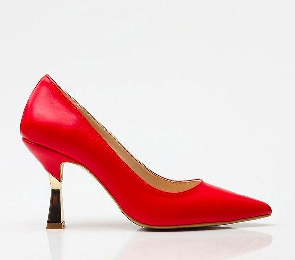 11. Kırmızı da ayakkabıya çok yakışan bir renk be!