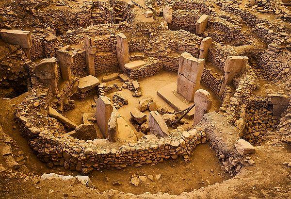 48. Bilinen en eski insan yapımı dini yapıt, Milattan Önce 10. milenyumda (MÖ 10.000) yapılmış olan Göbeklitepe'dir ve Türkiye'de bulunur.