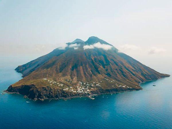 47. Dünya’nın en aktif volkanı İtalya’nın güneyindedir.