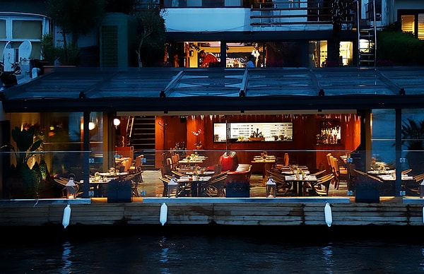 1. Divan Brasserie Bebek