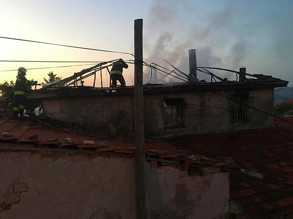 Yangın, ekiplerin müdahalesi sonucu diğer binalara sıçramadan söndürüldü.