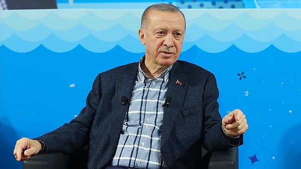 Erdoğan, "Uzay namzetlerinden bir tanesi" diyerek öğrenciye "Müracaatını yaptın mı?" diye sordu.