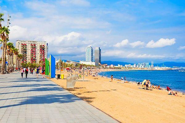 2. Barselona'nın plajlarında güneşin altında rahatlayın.