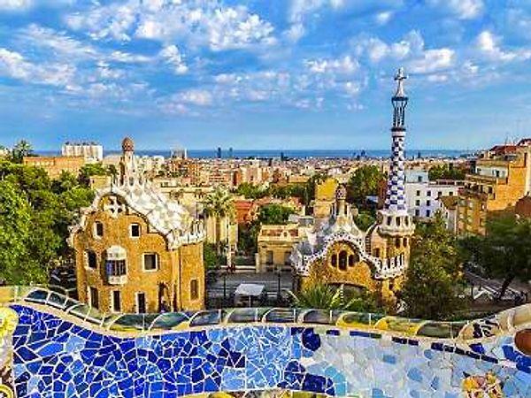 7. Gaudi'nin Parkı Güell'de olağanüstü şehir manzarasının keyfini çıkarın.