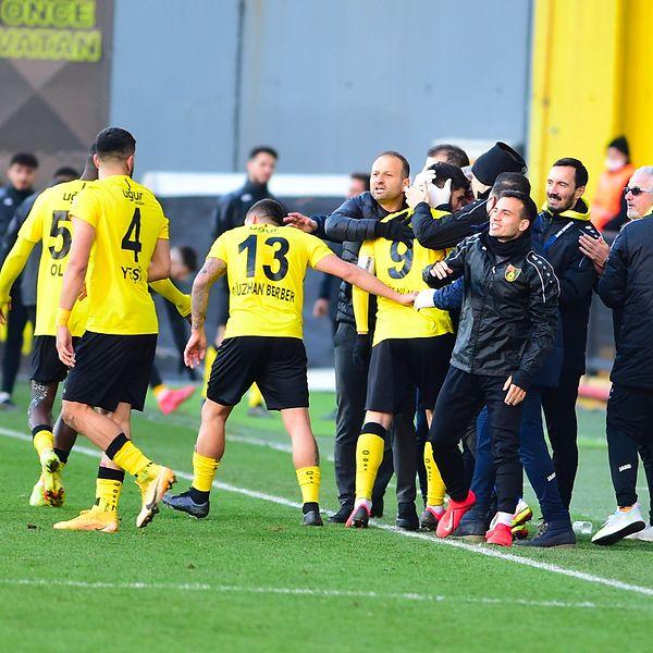 Yarı finalde Eyüpspor’u saf dışı bırakan Bandırmaspor ile Erzurumspor’u eleyerek finale çıkan İstanbulspor karşı karşıya geldi.
