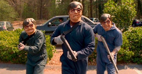 14. Baby Driver'daki tüm soyguncular, oyuncu Mike Myers'ın maskesini takıyor. Çünkü stüdyo, Halloween filmlerindeki Michael Myers maskesini filmde kullanmak için izin alamadı.