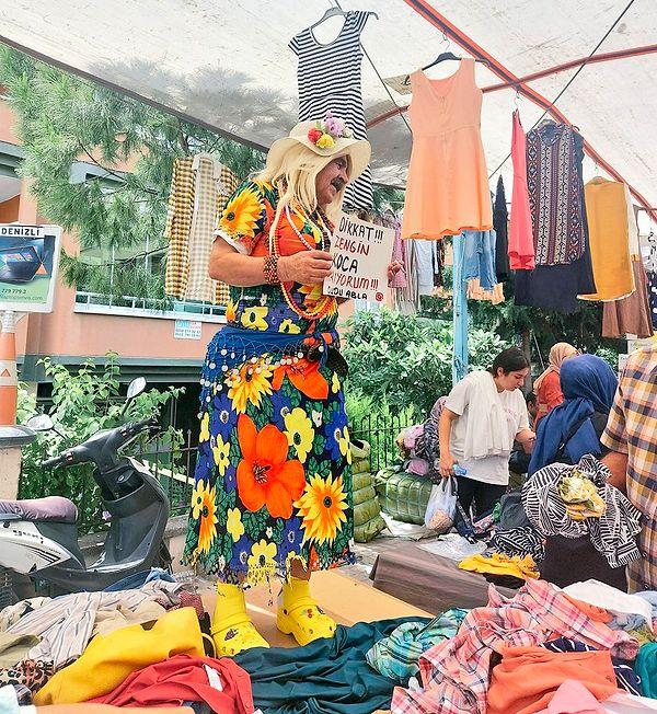 Renkli çiçekli elbisesi, sarı saçları ve elindeki "Dikkat zengin koca arıyorum" yazısıyla sosyal medyaya düşen pazarcı Dudu abla günümüzü adeta şenlendirdi.