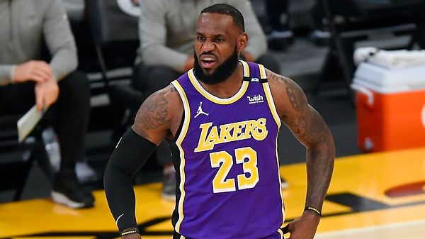 Los Angeles Lakers'ın başarılı basketbolcusu King LeBron James artık bir milyoner. Geçtiğimiz yıl 121 milyar dolar kazanan LeBron James, yaptığı yatırımlarla da adından söz ettiriyor.