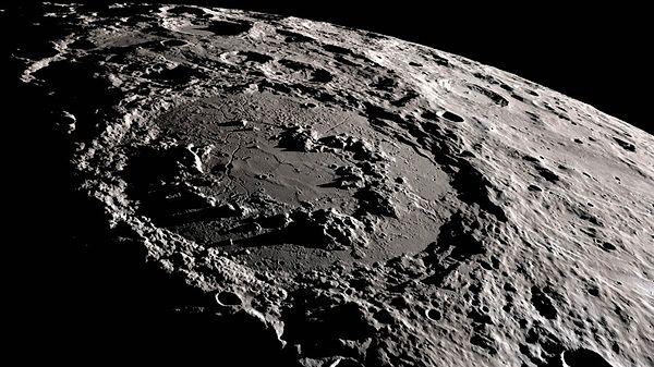 Ay buzunun varlığının 2009'da doğrulanmasından bu yana bilim insanları, güneş rüzgarı tarafından taşınan asteroitler ve kuyruklu yıldızlar gibi Ay'daki suyun olası kökenlerini tartışıyorlar.