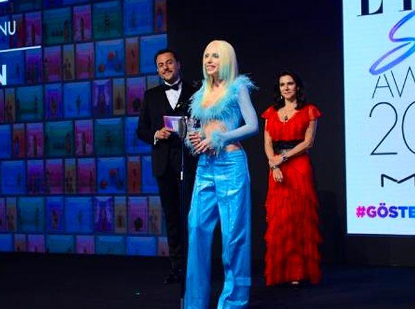 Geçtiğimiz günlerde Elle Style Awards törenine katılan ve "Yılın Stil İkonu Ödülü"nü alan Gülşen, ödül gecesine tekerlekli sandalye ile katılmıştı.
