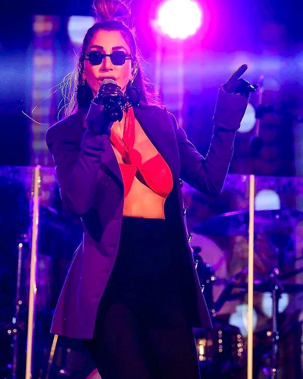 8. Hande Yener'in Ankara konserinde giydiği sahne kıyafeti olay yarattı!