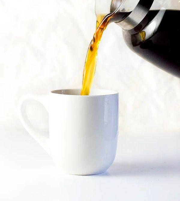 Tuz sodyum doludur: Kahve, magnezyum ve antioksidanlar gibi sağlıklı besinlerle doludur. Ancak aşırı kahve içmek vücudunuzun sodyum kaybetmesine neden olur.