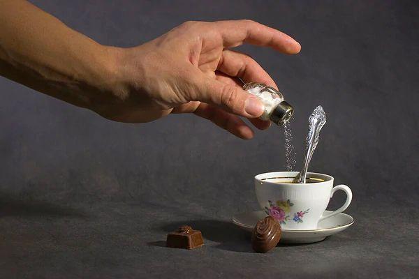 Kahvenin asidini dengeler: Kahve asit yapar. Bu asit, bazı insanların bağırsak mikrobiyomlarına zarar verebilir.