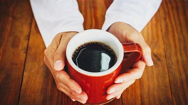 Kahvenin asidini azaltmanın birçok yolu olmasına rağmen (daha koyu bir kavurmak, daha düşük bir sıcaklıkta demlemek, daha kalın bir öğütmeyi seçmek), biraz tuz eklemek en basitidir.