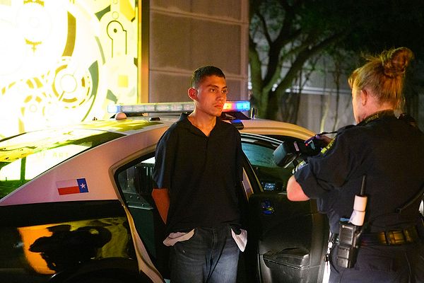 21 yaşındaki Brian Hernandez'in tutuklandığını açıklayan Dallas polisi, kendisinin kasten mala zarar vermekten yargılanacağını söyledi.