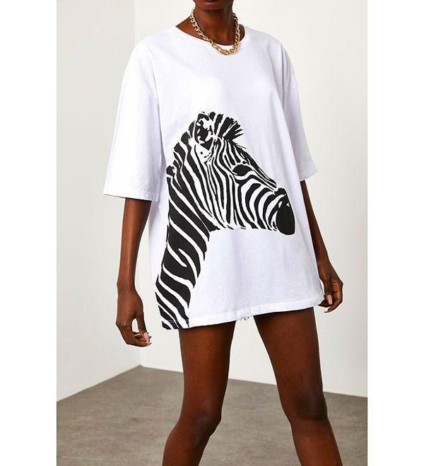 5. Zebra desenli bu tişört, desenli olmasına rağmen kolay kombinlenen bir parça çünkü sadece 2 renkten oluşuyor.