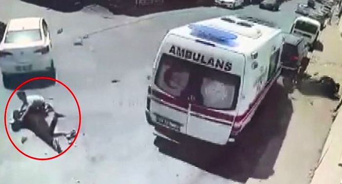 Kaza Yapan Motosiklette Bulunan 2 Kişi Ambulans Şoförünün Dikkati Sayesinde Ölümden Döndü