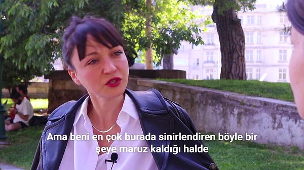 "Beni en çok sinirlendiren, böyle bir şeye maruz kaldığı halde kendi yaşadıklarını unutup kendisine yapılan muameleyi göç etmek zorunda kalan ya da bir şekilde kendi isteğiyle göç etmiş o insanlara yapılan davranışlar"