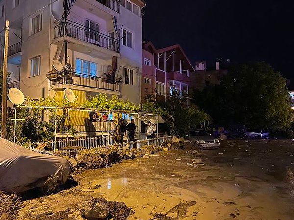 "Kent merkezinde 30 ev ve 1 düğün salonunda su baskını ihbarı aldık"