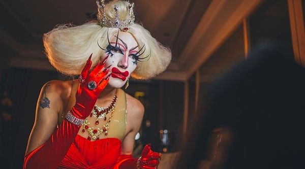 Bilmeyenler için Drag Queen, eğlence amaçlı abartılı makyaj ve kadın kıyafetleri giyinerek karikatürize kadın davranışları sergileyen erkek sanatçılara verilen bir isimdir.