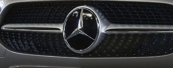 Mercedes-Benz, fren sistemindeki olası bir sorun nedeniyle dünya çapında yaklaşık bir milyon eski aracı derhal geri çağırdığını duyurdu.