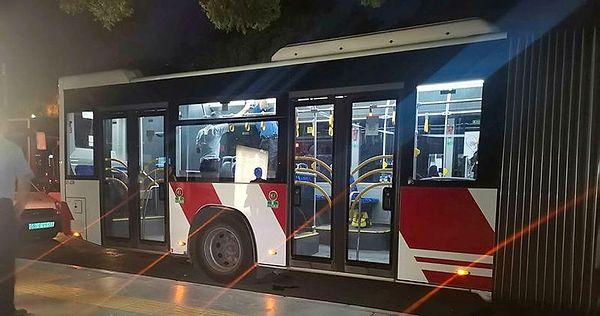 18. İzmir'de içerisinde yolcular olan ve kalkış saatini bekleyen otobüse yorgun mermi denk geldi. Merminin nereden geldiği bilinmiyor.