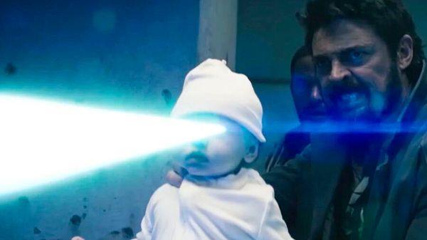 5. Billy'nin lazer gözlü bebeği silah olarak kullandığı sahne.