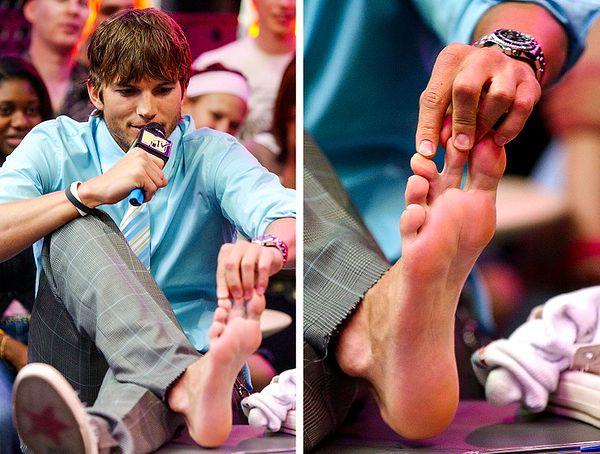 19. "Ashton Kutcher perdeli ayak parmaklarını gösteriyor.”