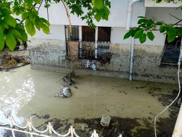 9. Burdur'da yaklaşık 2 saat süren şiddetli yağış sele neden oldu. Yaşanan felakette 1 vatandaş hayatını kaybetti.