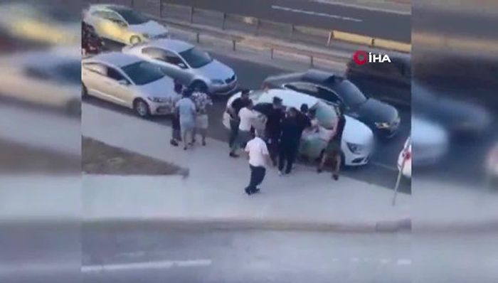 Beylikdüzü'nde Yabancı Uyruklu Bir Grup Ortalığı Birbirine Kattı: Aracı Durdurup İçindekileri Darp Ettiler