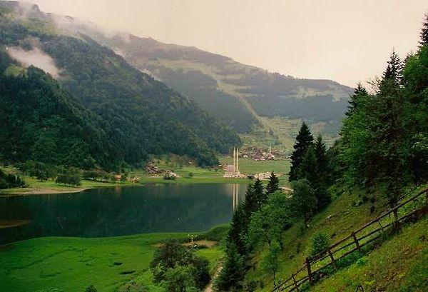 O hayran kalınan yerlerden biri de kuşkusuz Trabzon'da bulunan Uzungöl... Türkiye'nin en güzel doğa harikalarından biri olan Trabzon simgesi Uzungöl, ne yazık ki son yıllarda can çekişiyor.