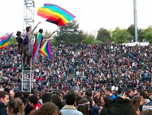 ODTÜ şenliklerinin olmazsa olmazı olan gökkuşağı bayrakları ODTÜ yönetimi tarafından kısıtlanmaya çalışılsa da ODTÜ LGBTİQAA+ bireyler bu duruma karşı hep dik durdu.