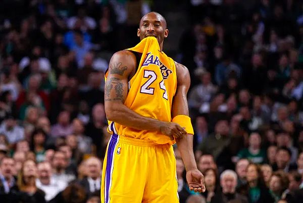 Kobe Bryant'ın NBA'e adım attığı ilk forması için yapılan mezatta, satışı kazanmak isteyen pek çok kişi en yüksek fiyat için savaştı.