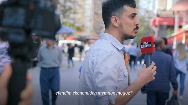 Neredeyse attığı her sokak röportajı videosuyla gündem olmayı başaran Sade Vatandaş'ın başarılı muhabiri Mehmet Koyuncu ile bir araya gelen 140 Journos, Türkiye'nin şu anki durumu ile ilgili bir video yayınladı.