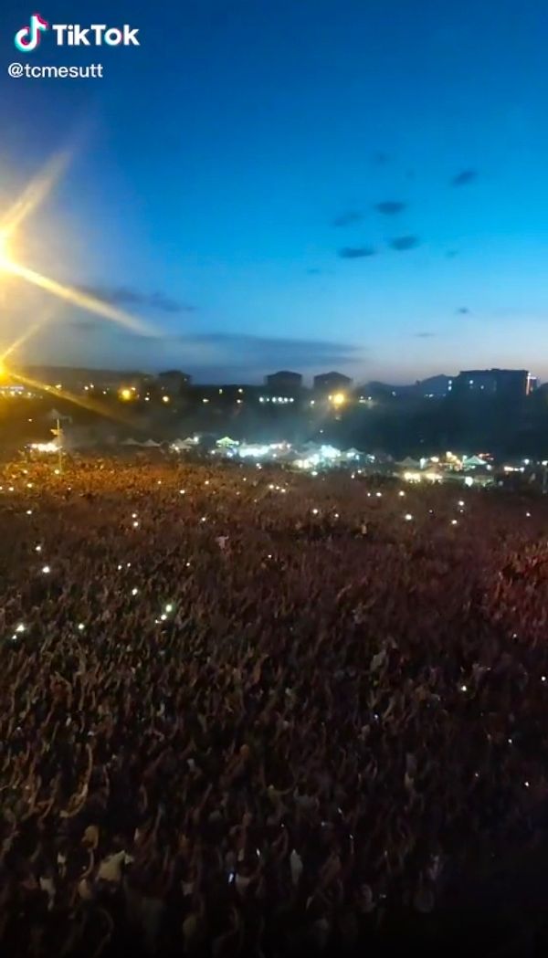 @tcmesutt kullanıcı adlı gazetecinin TikTok'ta paylaştığı görüntüler kısa sürede gündem oldu. Erciyes Üniversitesi'nde alana sığmayan yüz binlerce öğrencinin hep bir ağızdan İzmir Marşı söylediği anlar, izleyenlerin tüylerini diken diken etti.