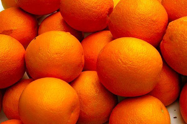 Washington Portakalı: 1870'lerde Brezilya'dan Amerika'ya getirilen bu portakal türü, California tatlı portakal ağaçlarına aşılanmıştır. Aslında iklim olarak en uygun yer olan Kaliforniya'da yetiştirilen bu portakallar, 1950'lerde NATO üyeliğimizle beraber ülkemize girmeye başlamıştır. Amerika'dan geldiği için ismi Washington portakalı olarak kalmıştır.