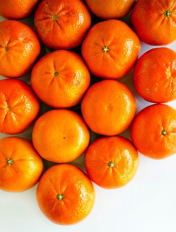 Mandalina: Fransızca mandarine "turunçgillerden Çin kökenli bir meyve" demektir. Eski Çin yönetici sınıfı üyelerinin giydiği safran rengi giysiden ötürü adlandırıldığı rivayet edilir.