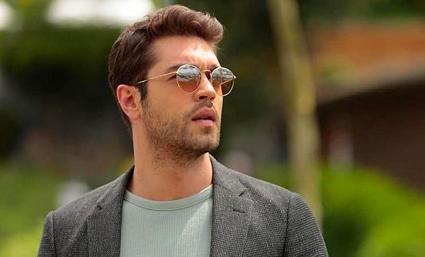 Romantik komedilerin aranılan yüzü olan yakışıklı oyuncu Andıç, projelerinde son derece seçici olduğunu dile getirdi.
