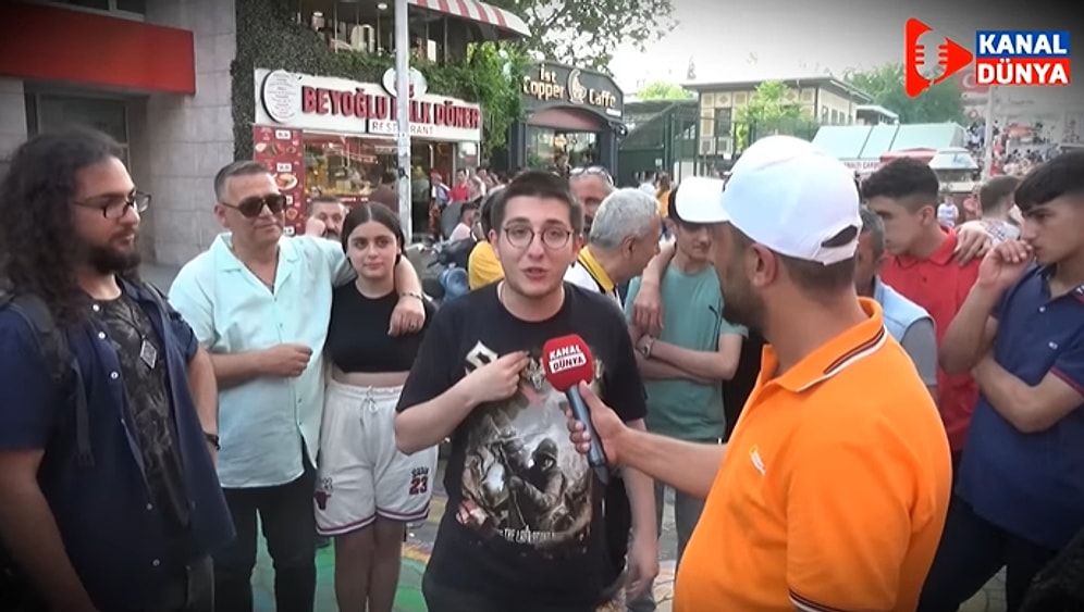 Babasına Seslenerek '20 Yıldır Yeter, Oğlunun Geleceği İçin AKP'ye Oy Verme' Diyen Genci Alkışladılar