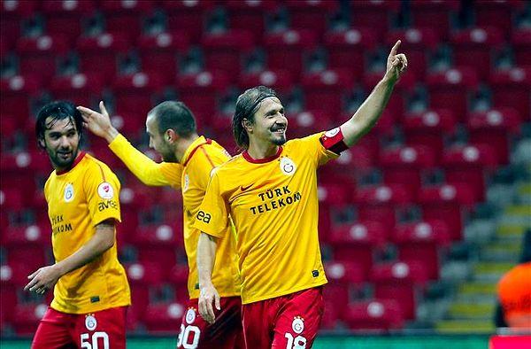 2001 senesinde Galatasaray'ın kendisini istemesiyle birlikte cüzi bir miktar karşılığında (500 bin dolar) sarı kırmızılı formayı Ayhan Akman, 11 sene boyunca Galatasaray formasını terletti.