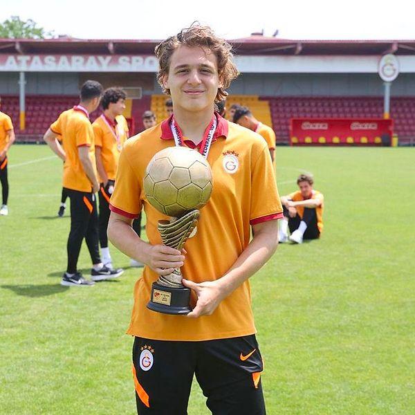 Merkez orta saha ve on numara pozisyonlarında oynayan Hamza Yiğit Akman, bu sezon U19 liginde 32 maçta 8 gol ve 7 asistlik katkıyla şampiyonluğun en büyük mimarlarından oldu.