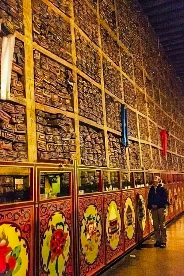 2. Sakya Manastırı Tibet'te 60 metre uzunluğunda ve 10 metre yüksekliğinde olan büyük bir duvarın arkasında keşfedildi. 1000 yılı aşan insanlık tarihini içeren bu yerde 84.000 gizli el yazması vardır.