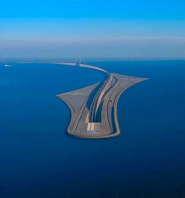 5. İsveç'ten gelen köprü deniz altında tünele dönüşerek Danimarka'da yeniden görünüyor. İki ülke bu harika mühendislikle birleşiyor.